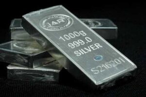 SILVER,ARGENTO,volatilità,bolla,fondamentali,inflazione,dollaro,rendimenti,once,trader,metalli,mercati,futures